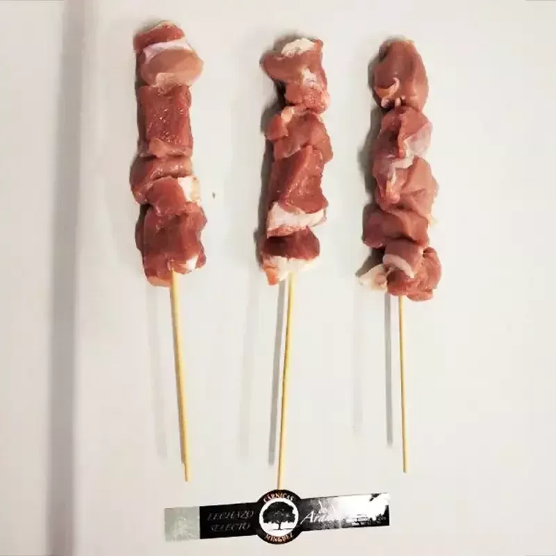 Brochetas de lechazo de Cárnicas Mínguez, un plato delicioso para disfrutar en casa con el sabor tradicional de Aranda.