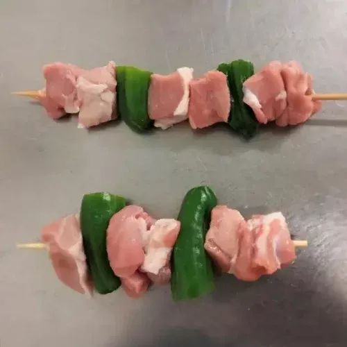 Brochetas de carne con pimiento de Cárnicas Mínguez, ideales para una comida deliciosa y fácil de preparar en casa.